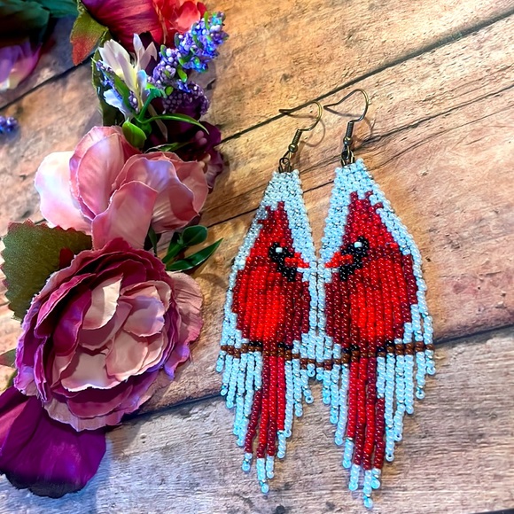 Red cardinal beaded earring in white - Picture 2 of 5
